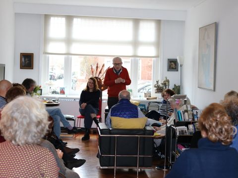 Die Treffen finden im Wohnzimmer von Initiator Jack Weil in der Amsterdamer Schubertstraat statt