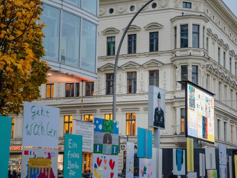 Zu „35 Jahre Mauerfall“ wurden tausende Plakate gestaltet. Sie wurden auf einer rund vier Kilometer Strecke entlang der ehemaligen Mauer ausgestellt, wie hier am Checkpoint Charlie.