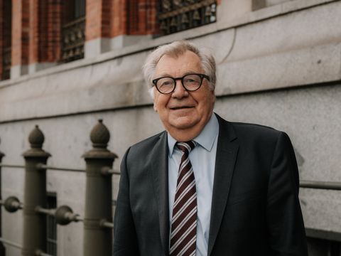 Eberhard Diepgen vor dem Roten Rathaus.
