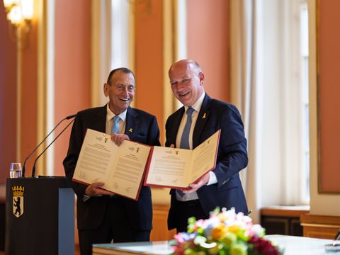 Bürgermeister von Tel Aviv Ron Huldai und Regierender Bürgermeister Kai Wegner anlässlich Unterzeichnung des Städtepartnerschaft-Abkommens zwischen Berlin und Tel Aviv im Berliner Rathaus