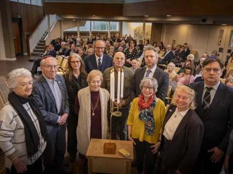 Gedenkfeier der AJR zum Holocaust-Gedenktag 2025. Die AJR betrachtet sich als Flüchtlingsfamilie und lädt alle Nachfahren, Forschende und all jene, die sich der Erinnerung, der Gerechtigkeit und der Aufklärung verpflichtet sehen, herzlich ein, Teil dieser Gemeinschaft zu sein