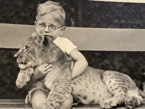 Peter Haas als kleiner Junge mit einer jungen Löwin im Berliner Zoo