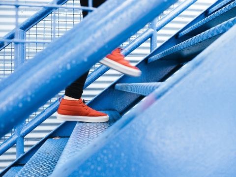 Aufstieg rote Sportschuhe