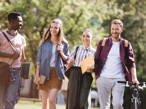 Studenten spazieren im Campus