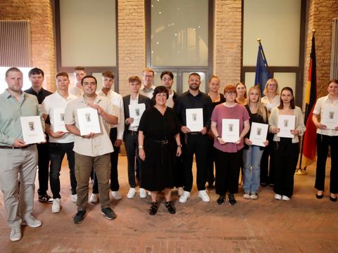 30.08._Ernennung der Regierungssekretäranwärter (a.W.) (w/m/d) - Gruppenfoto mit der Staatssekretärin für Sport Fransziska Becker