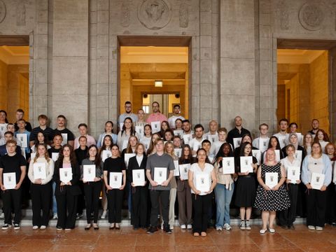 Gruppenfoto der neuen Verwaltungsfachangestellten /w/m/d) im Vestibül der SenInnSport.