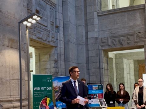Staatssekretär für Inneres, Christian Hochgrebe, eröffnet die Veranstaltung