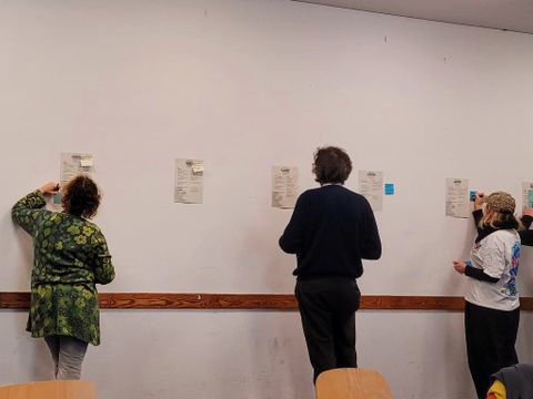 Menschen vor Wand