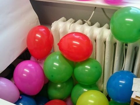 Eine Gasheizung im Raum mit vielen Luftballons