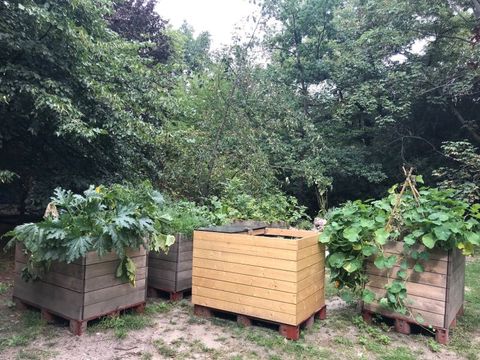 bepflanzte Hochbeete auf dem Campus der TU Berlin