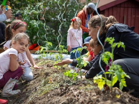 Kinder ackern im SeeGarten