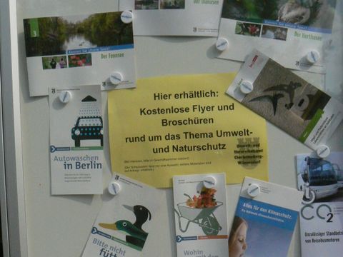 Schaukasten mit Flyern und Broschüren