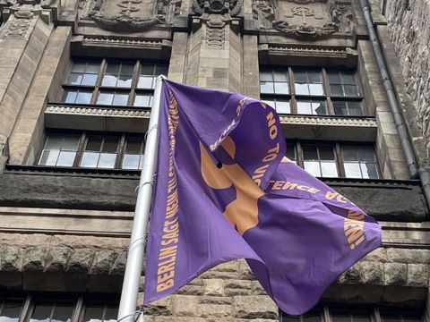 Flaggenhissung Gewalt gegen Frauen