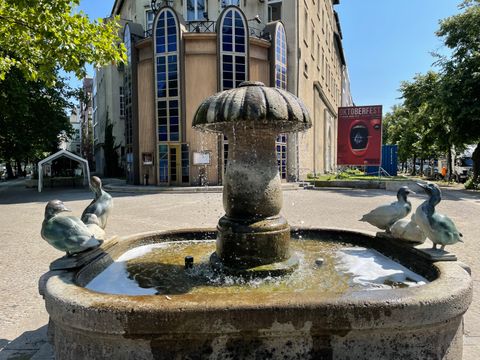 „Entenbrunnen“ vor dem Renaissance-Theater