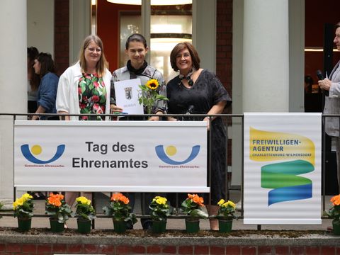 Ehrenamtspreis 2025 Junges Engagement Keven Blöhe (Mitte)