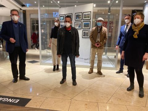 Eröffneten eine Ausstellung: (v.l.) Bezirksbürgermeister Reinhard Naumann, Sophia Vecchini (Erfinderin der Ausstellung), Künstler David Pereira Cordoso, Dieter Puhl (Berliner Stadtmission), Center-Manager Vladimir Tinchev und Katrin Lück (Gleichstellungsbeauftragte) (Bild: BACW/Plath)