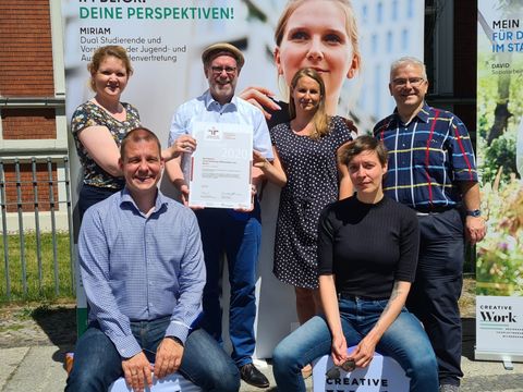 Bezirksbürgermeister Reinhard Naumann (mit dem Zertifikat) ist stolz auf das Team der Personalabteilung, das die Kriterien für den Audit umgesetzt hat