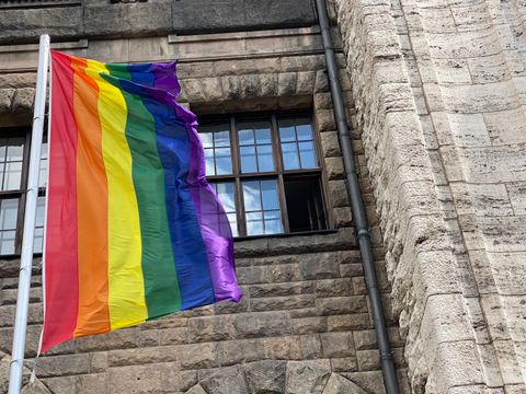 Regenbogenflagge vor Rathaus Charlottenburg