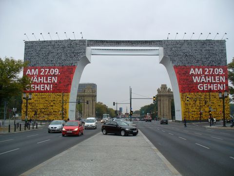 Umstritten: Die Werbung an den Kandelabern gegenüber dem Charlottenburger Tor, 27.9.2009, Foto: KHMM