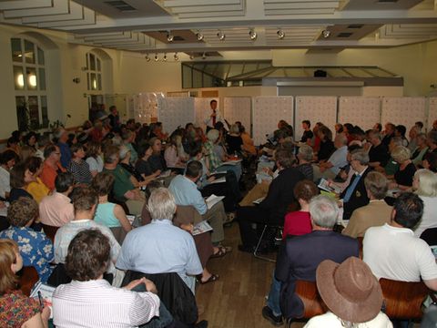 Bei der ersten Kiezkonferenz zum Bürgerhaushalt am 8.7.2008 im Klausenerplatzkiez war der Andrang groß.