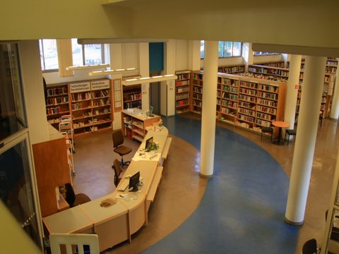Innenansicht der Dietrich-Bonhoeffer-Bibliothek von der Treppe aus