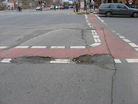 Schlagloch auf der Königin-Elisabeth-Straße/Ecke Kaiserdamm