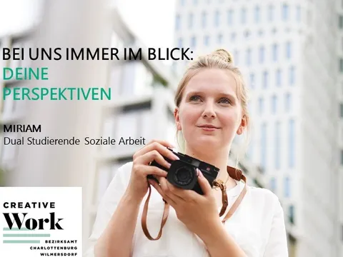 Junge Frau mit Kamera. Slogan "Bei uns immer im Blick: Deine Perspektiven". Miriam, Dual Studierende Soziale Arbeit