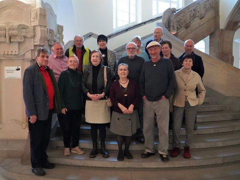 Gruppenfoto: Seniorenvertetung und Dieter Puhl auf der Treppe des Rathauses Charlottenburg im November 2025