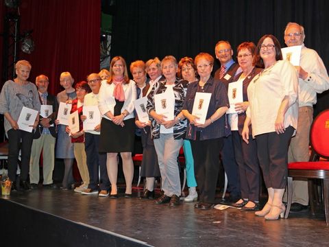 Jubilare, Bezirksstadträtin Frau Schmitt-Schmelz und Mitarbeiter des Bezirksamtes (Bild: Raimund Müller)