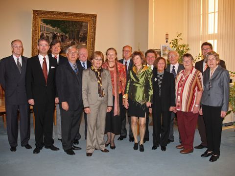 Verleihung der Bürgermedaille am 19.10.2009 im Rathaus Charlottenburg, von links: Hans-Joachim Oberbach, Jörg Strodthoff, Hans-Jürgen Reinicke, Siegfried Helias, Jochen Lindner, Dr. Marianne Suhr, Monika Thiemen, Wolfgang Dietrich, Angela Spielhagen, Andreas Koska, Rotraud Zylka, Wolfgang Moratz, Maria-Theresia Grünhag, Philipp Schneckmann und Christa Thorau, Foto: Raimund Müller