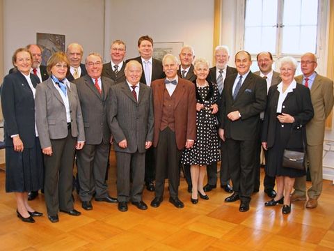 Die am Bezirkstag am 19.10.2008 mit der Bürgermedaille geehrten gemeinsam mit Bezirksbürgermeisterin Monika Thiemen und BVV-Vorsteherin Dr. Marianne Suhr, von links: Monika Thiemen, Jörg Wischhusen, Dr. Marianne Suhr, Herbert May, Dieter Rochow, Michael Geerdts, Ismail Goekmen, Harald Bohn, Uwe Braun, Hans-Juergen Hückler, Heidi Stützle, Wolfgang Knoll, Kurt Lehrke, Johannes Grimm, Hilde Hermann und Juergen Clausen, Foto: Raimund Müller