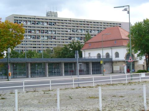S-Bahnhof Olympiastadion, dahinter das Le-Corbussier-Haus, 2.10.2008, Foto: KHMM