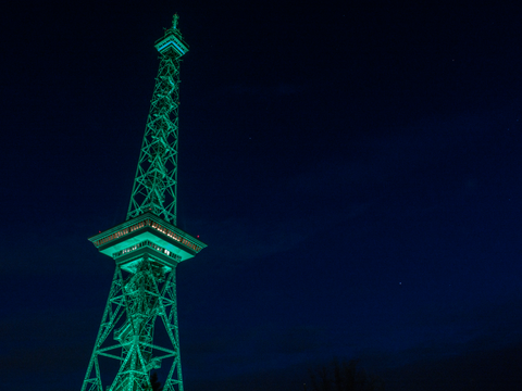 Der Funkturm strahlt anlässlich des Saint Patrick’s Day 2018 in der Farbe Grün.