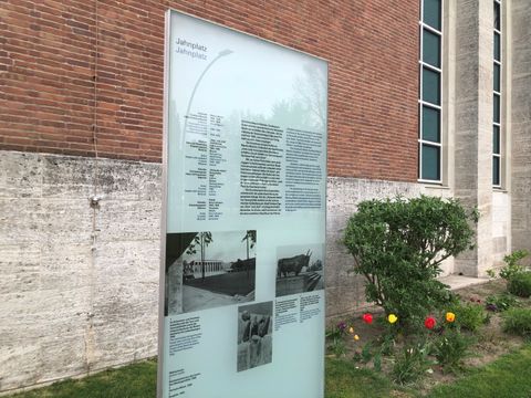 Die 2006 aufgestellte Informationstafel am Jahnplatz.