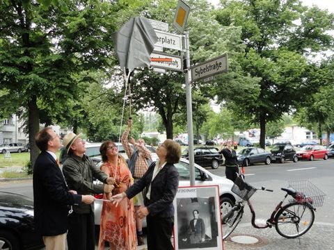Umbenennung des Holtzendorffplatzes in Kracauerplatz am 10.6.2010 mit Baustadtrat Klaus-Dieter Gröhler (links) und BVV-Vorsteherin Dr. Marianne Suhr (rechts), Foto: Reusse