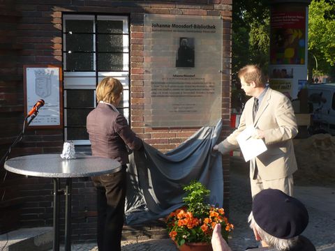 Dr. Marianne Suhr und Marc Schulte enthüllen die Informationstafel
