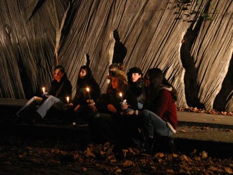 Gedenkveranstaltung zur Erinnerung an die Pogromnacht des 9. November 1938, 9.11.2005, Foto: Raimund Müller