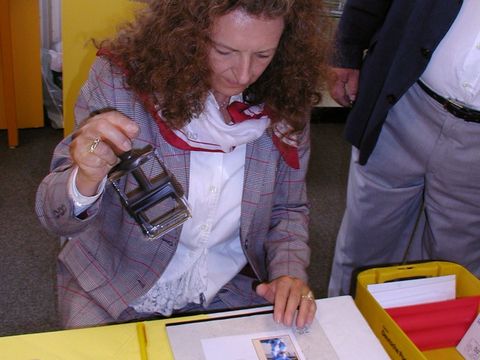 Bezirksbürgermeisterin Monika Thiemen im Sonderpostamt am 7.7.2005, Foto: KHMM