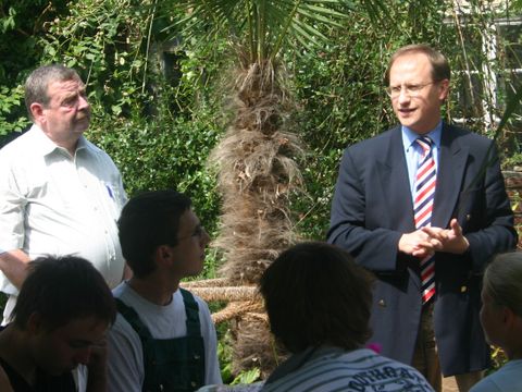 Begrüßung der neuen Auszubildenden durch die Bezirksstadträte Joachim Krüger (links) und Klaus-Dieter Gröhler (rechts), 14.8.2007. Foto: BA