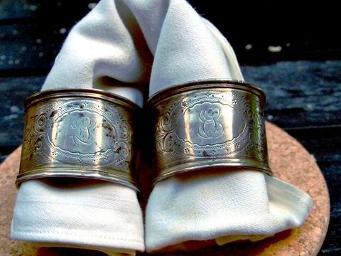 Erinnerungsstücke an Lisbeth und Edith Saul, Serviettenringe mit den Initialen LS und ES