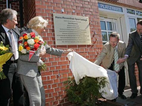 Enthüllung der Gedenktafel durch Gert Rosenthal, Traudl Rosenthal, Reinhard Naumann und Thomas Härtel, Foto: Raimund Müller