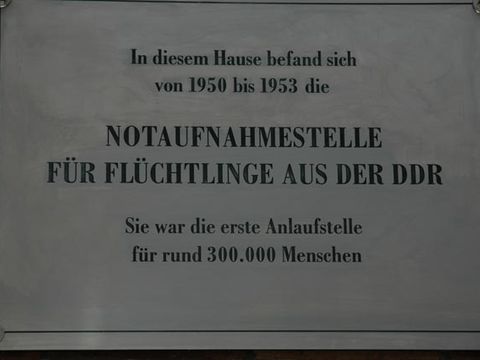 Gedenktafel für eine Notaufnahmestelle, 22.11.2007, Foto: Andreas Fritsch