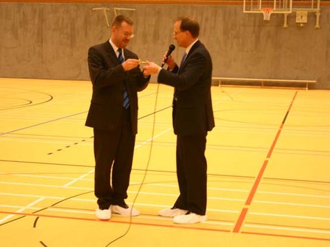 Schlüsselübergabe am 15.1.2008 durch Baustadtrat Klaus-Dieter Gröhler (rechts) an Sportstadtrat Reinhard Naumann