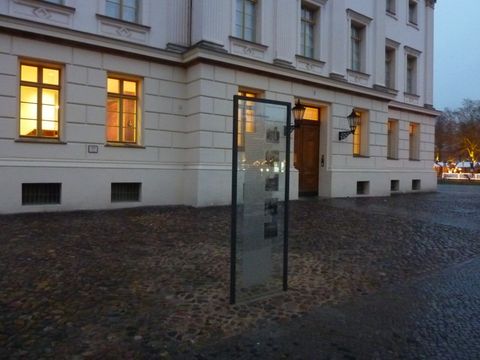 Informationstafel vor dem Museum Berggruen, 27.11.2013, Foto: KHMM