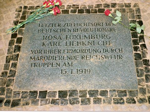 Gedenktafel für Rosa Luxemburg und Karl Liebknecht, 15.1.1990, Foto: KHMM