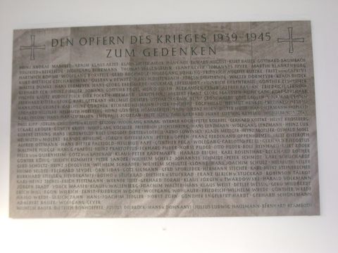 Inschrift für die Opfer des Zweiten Weltkriegs im Walther-Rathenau-Gymnasium, Foto: Knut Krüger, November 2012