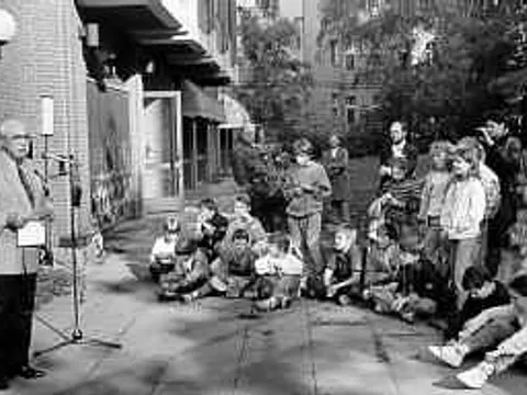Gedenktafelenthüllung mit dem ehemaligen Schüler der Goldschmidt-Schule, Isaak Behar, Foto: Landesbildstelle