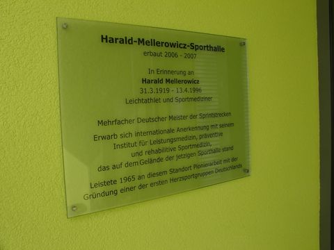 Tafel in der Mellerowicz-Sporthalle