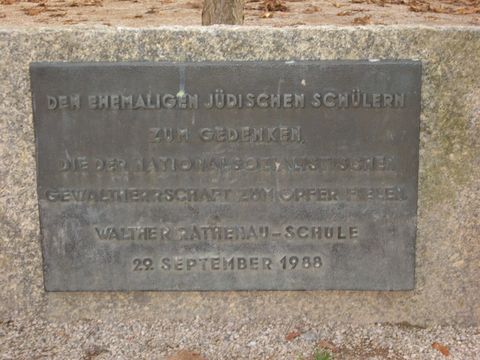 Gedenktafel im Schulhof des Walther-Rathenau-Gymnasiums, Foto: Knut Krüger, November 2012