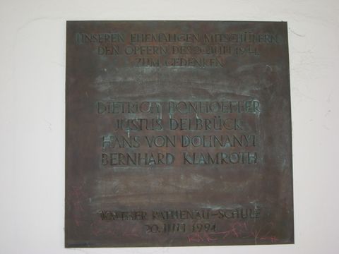 Gedenktafel am Schuleingang des Walther-Rathenau-Gymnasiums, Foto: Knut Krüger, November 2012